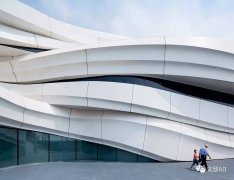 设想师们身着清新的夏拆